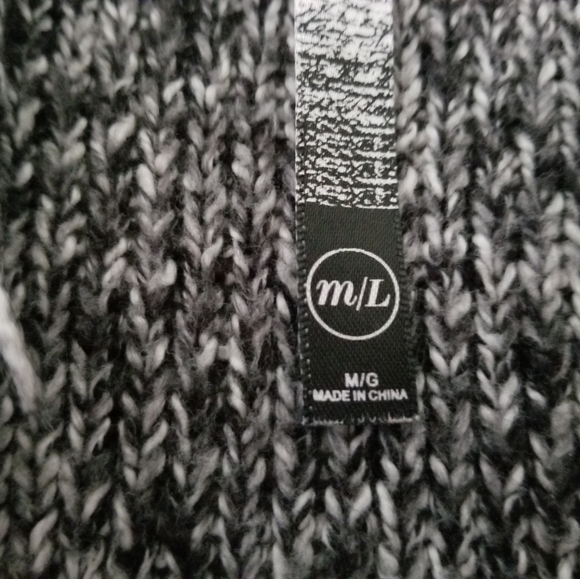 Medium Large sweater in black and white with fringe. - Picture 5 of 5